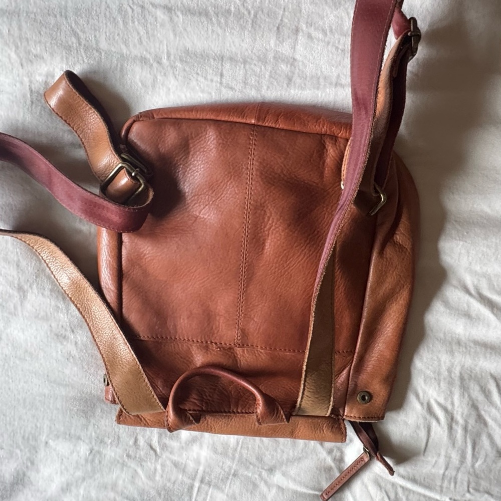 Elegant Tan Leather Men's Backpack - Picture 4 of 6